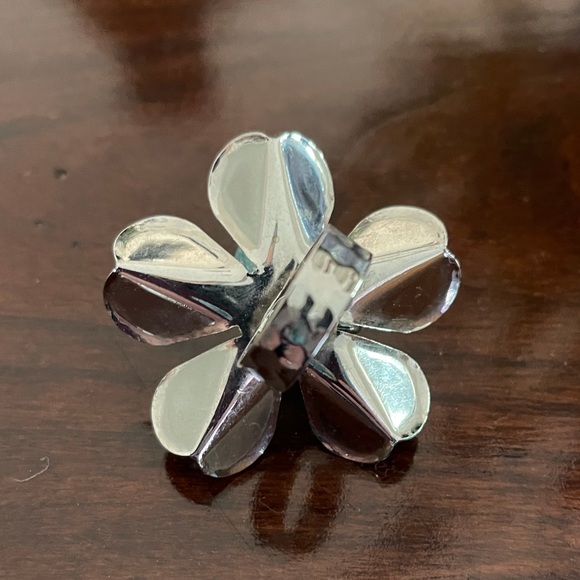 Ladies NWOT Flower Statement Ring / Adjustable - Picture 2 of 2